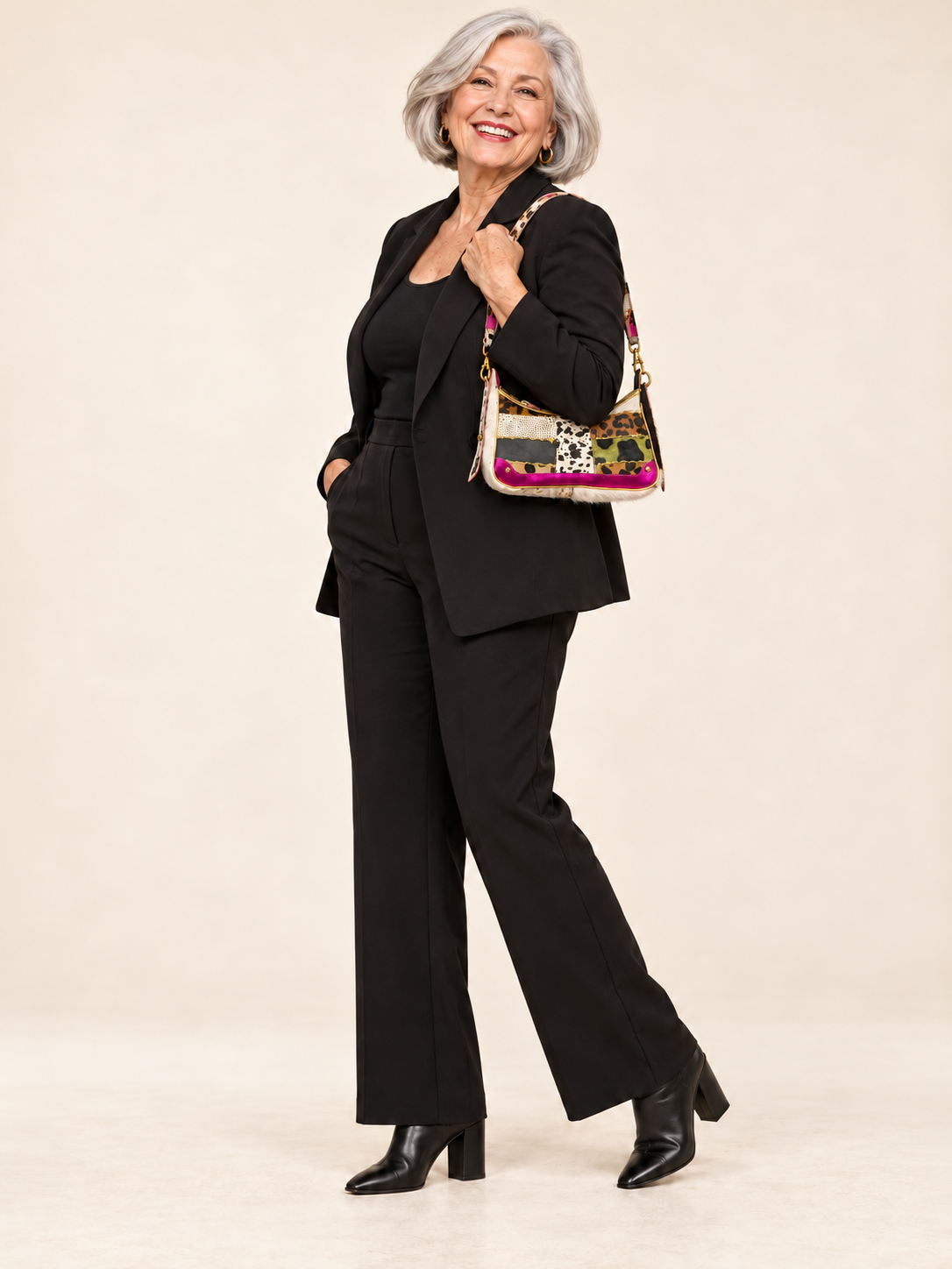 Modelo con bolso Fuchsia Soul, tamaño corregido