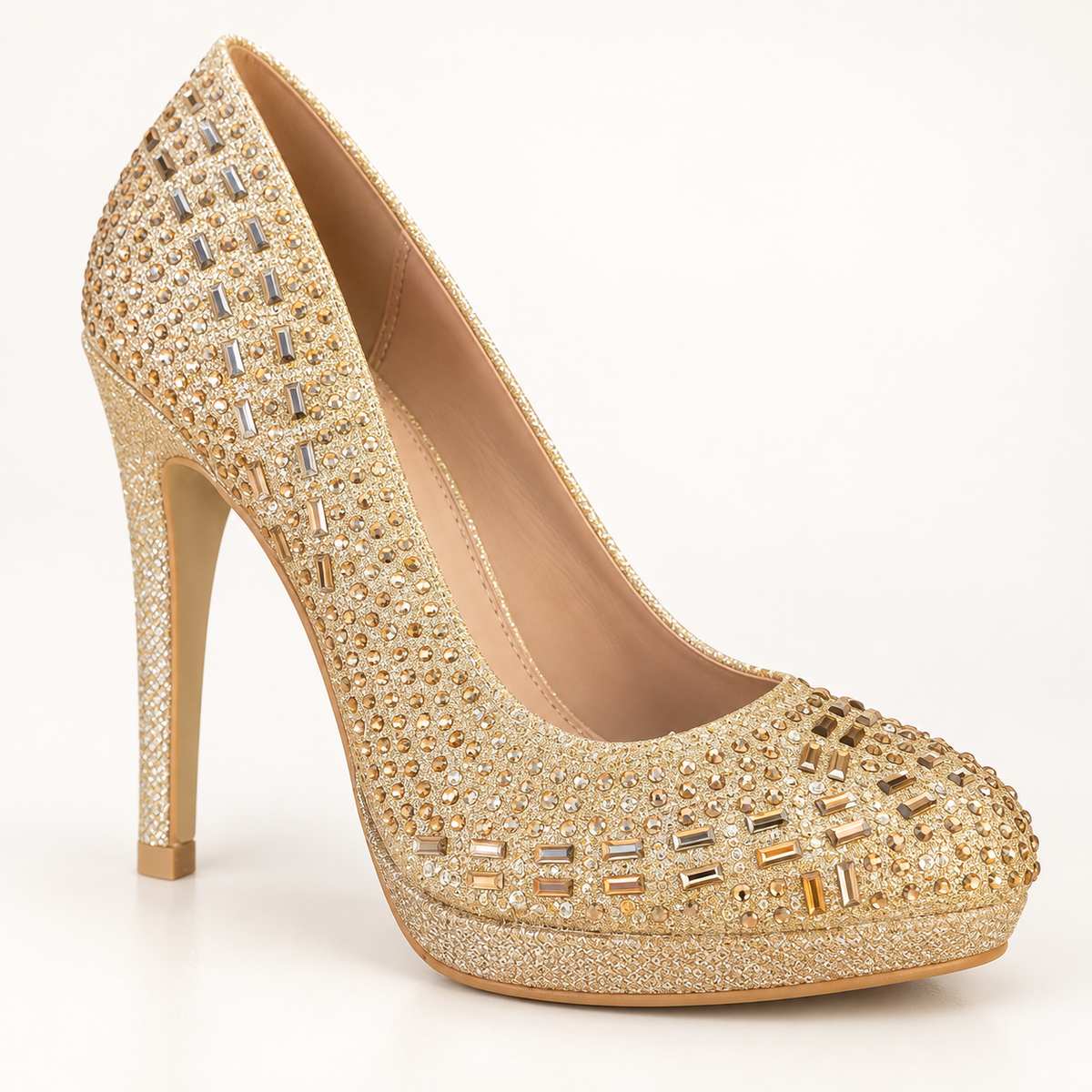 Golden Queen, zapato de salón dorado con pedrería
