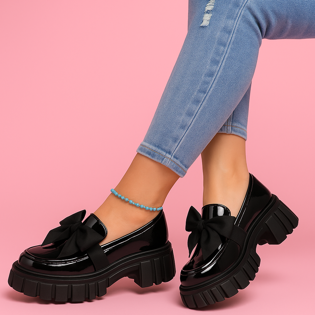 Zapatos negros de charol con lazo