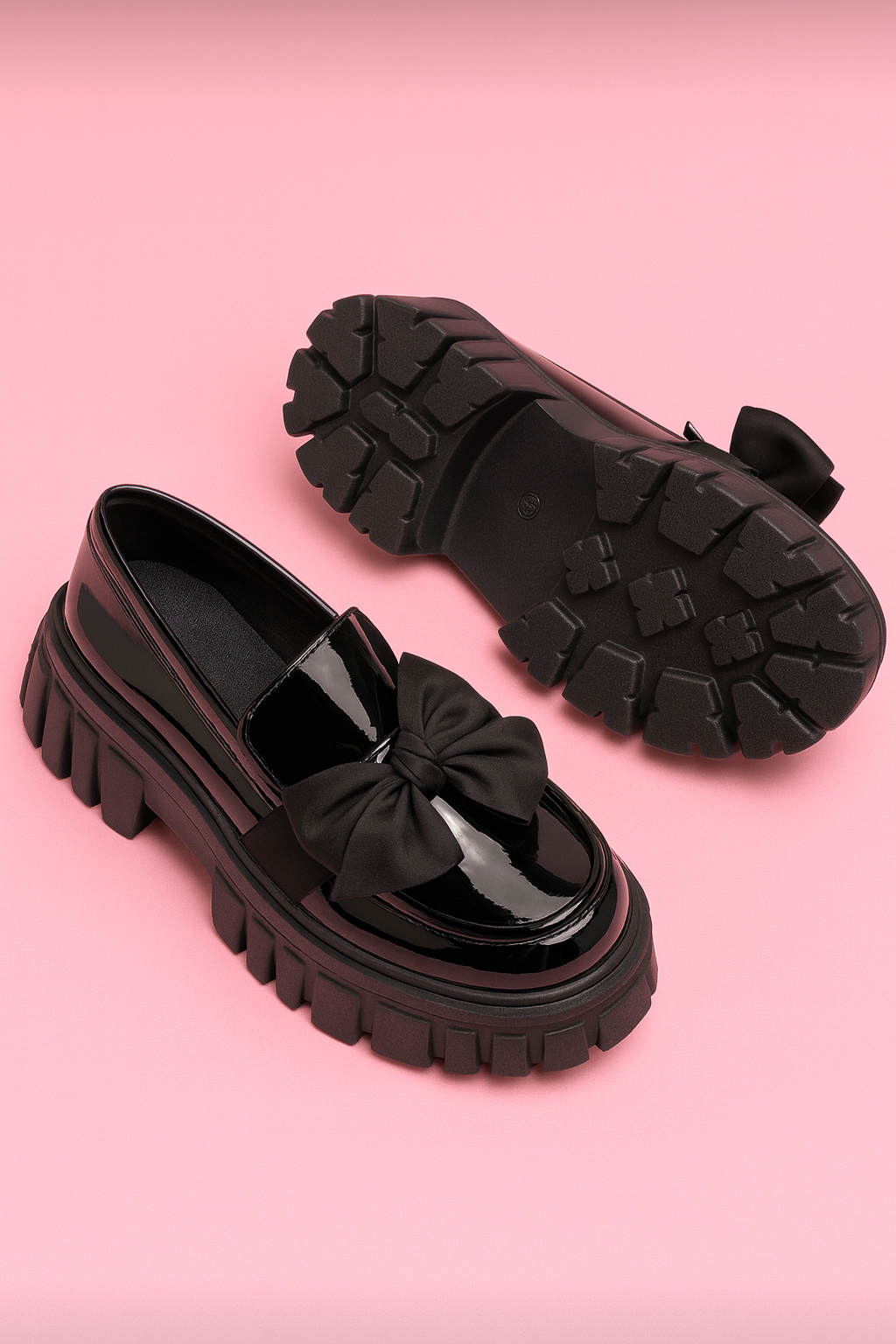 Zapatos negros de charol con lazo