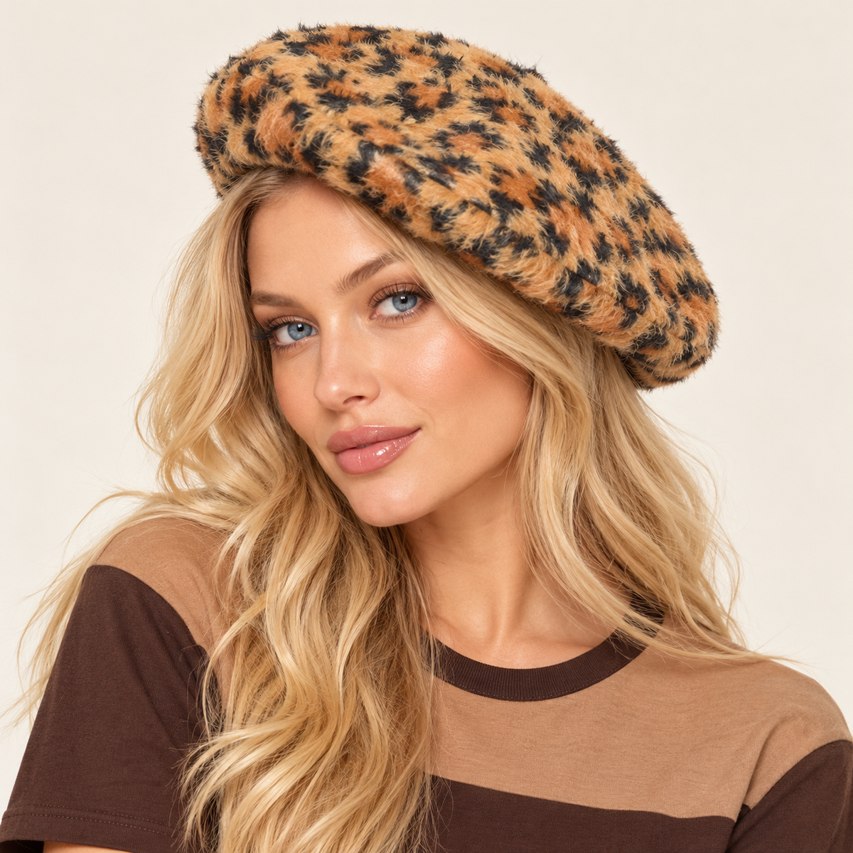 Modelo con boina Wild Chic ladeada