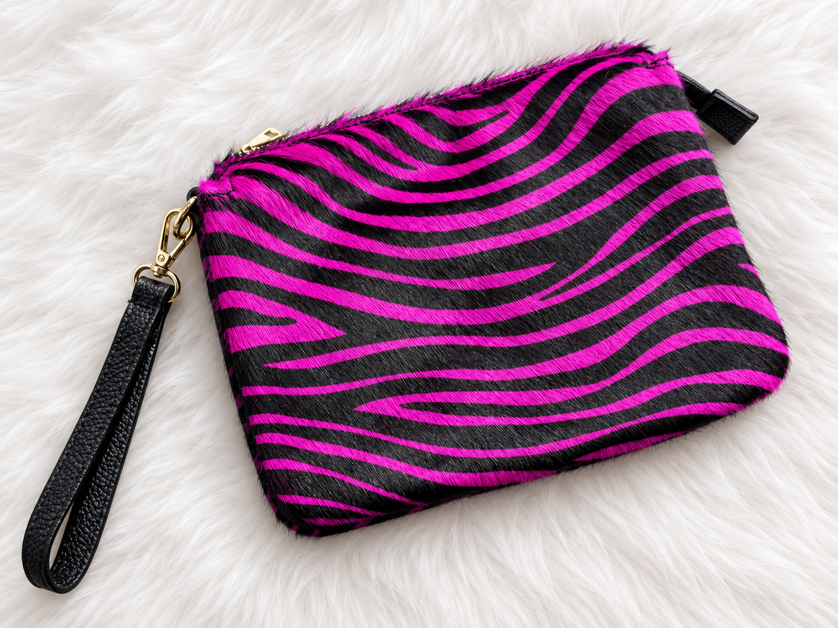 Bolso Pink Safari sobre pelo blanco