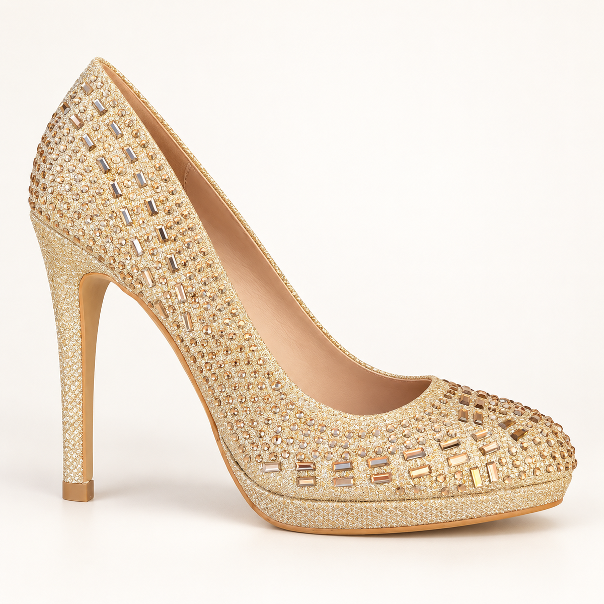 Golden Queen, zapato de salón dorado con pedrería