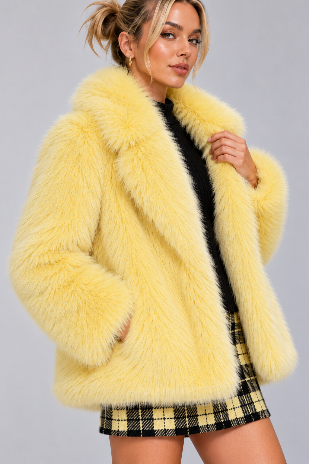 Abrigo amarillo claro, detalle de pelo y solapas