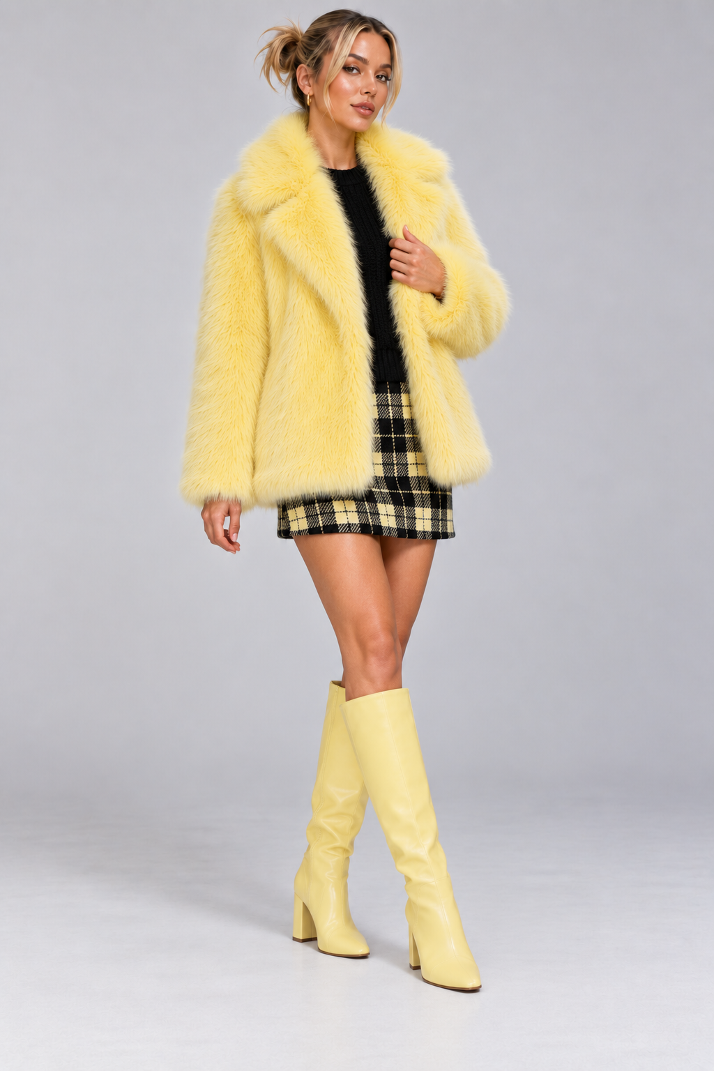 Abrigo amarillo claro, pose de tres cuartos