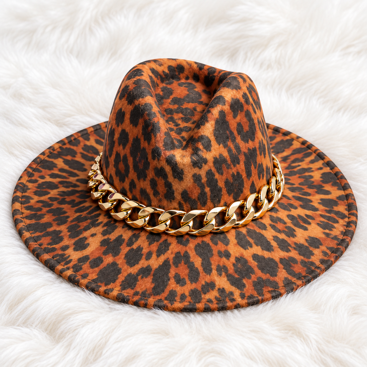 Sombrero Golden Leopard sobre fondo de pelo blanco