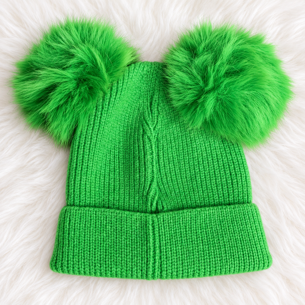 Gorro verde con dos pompones