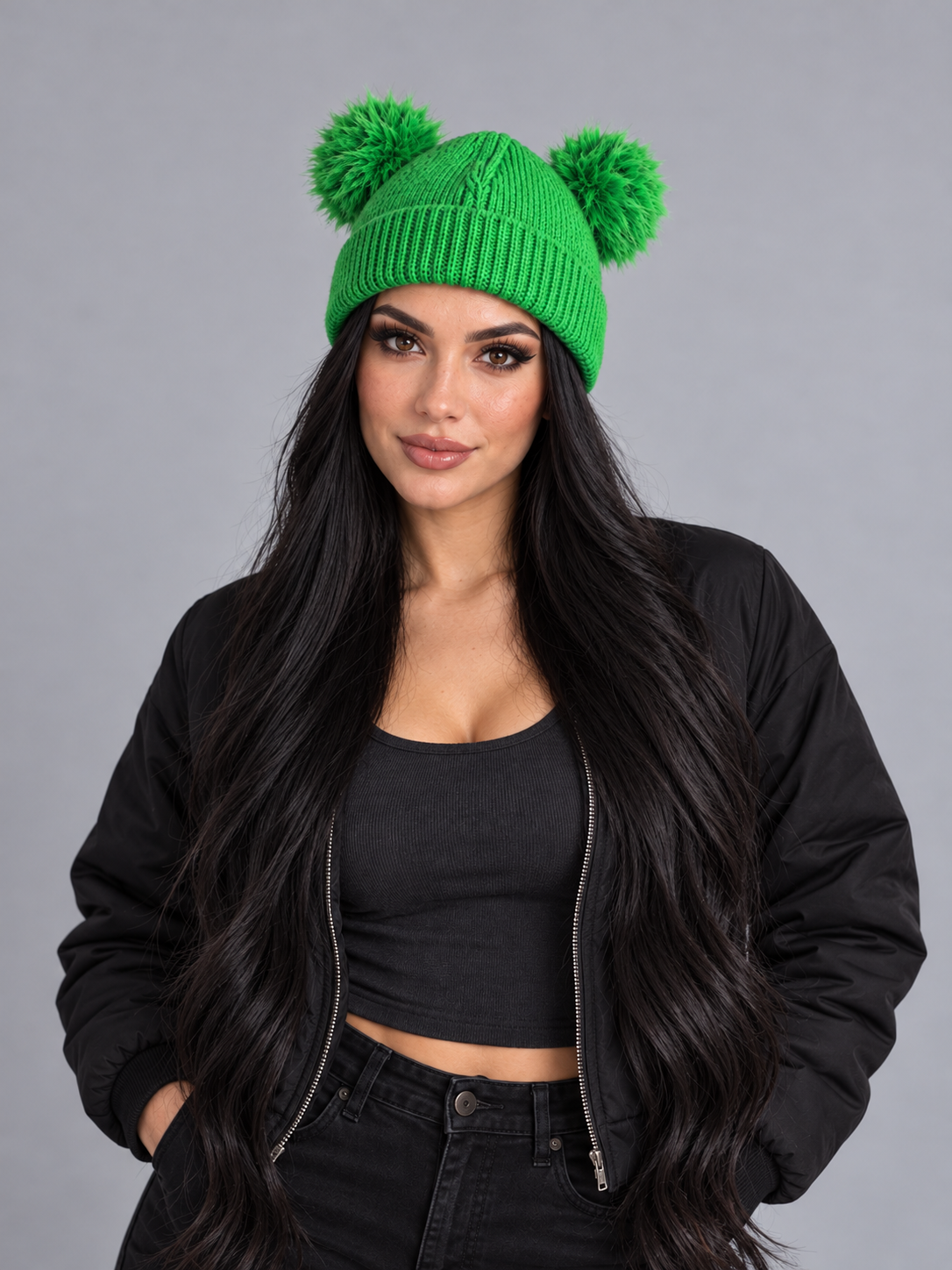 Modelo con gorro verde ajustado