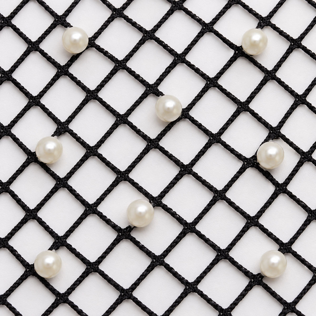 Detalle de la rejilla negra y las perlas