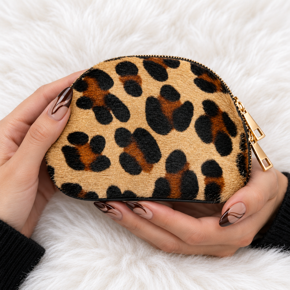 Monedero Golden Leopard — En manos de una modelo