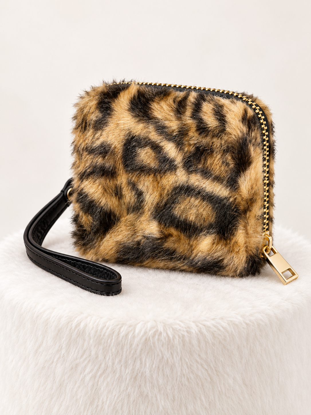 Monedero Golden Wild sobre expositor blanco
