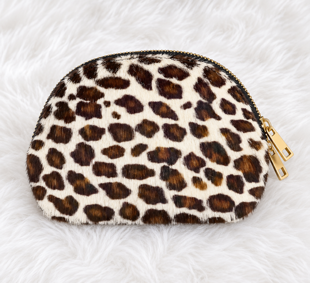 Monedero Vanilla Safari con estampado marrón sobre fondo crema y pelito sintético