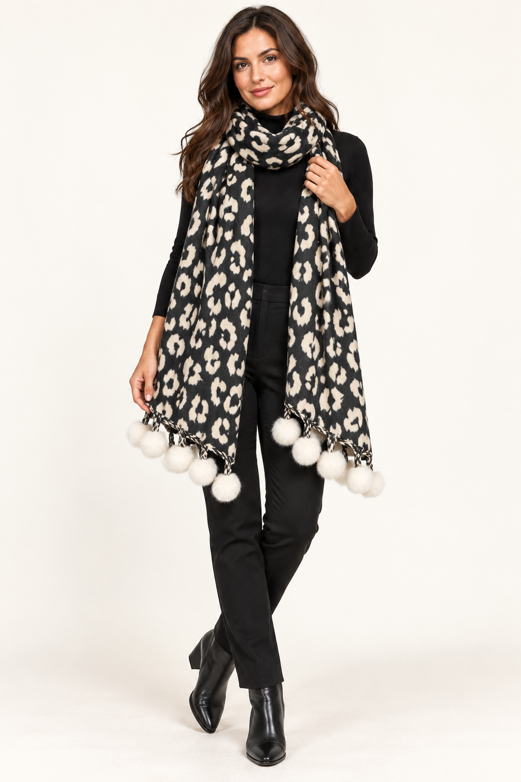 Pashmina Snow Queen con estampado negro y crema y pompones blancos — al cuello