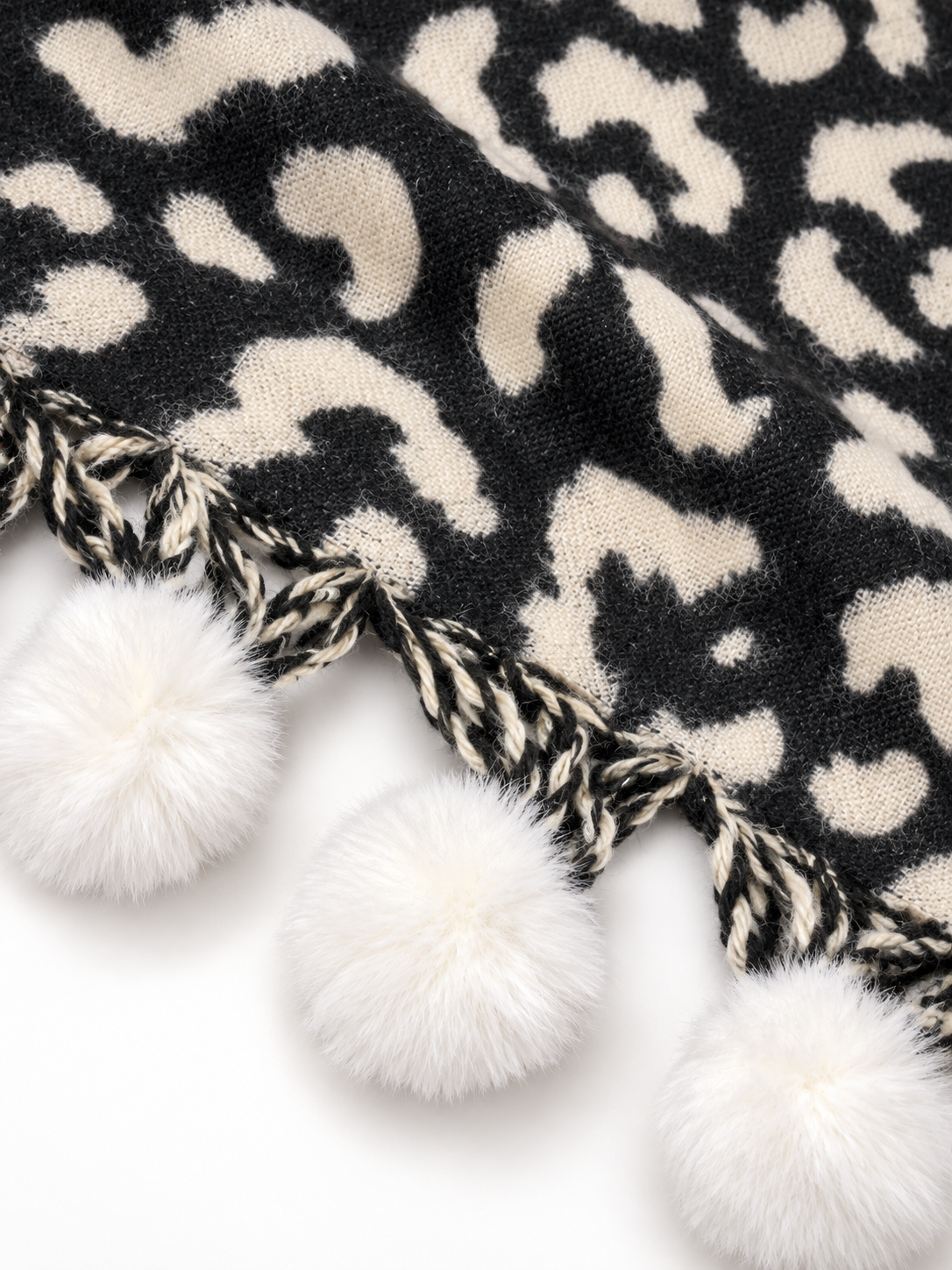 Pashmina Snow Queen con estampado negro y crema y pompones blancos — detalle de pompones