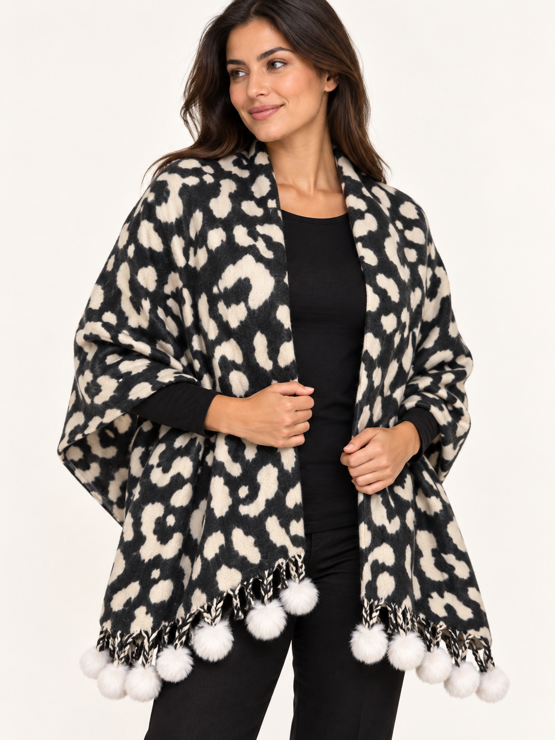 Pashmina Snow Queen con estampado negro y crema y pompones blancos — sobre los hombros