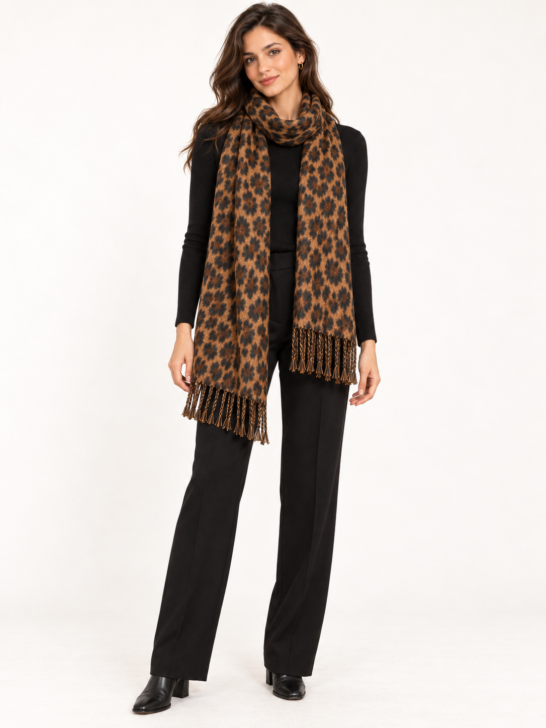 Pashmina Wild Queen de leopardo — modelo vestida de negro