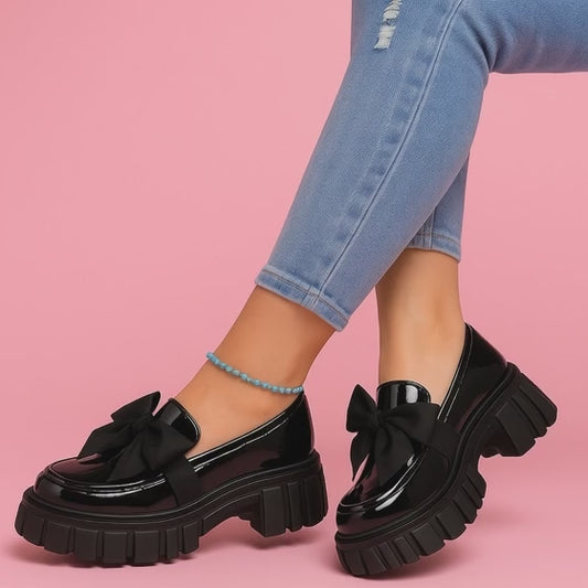 Zapatos negros de charol con lazo