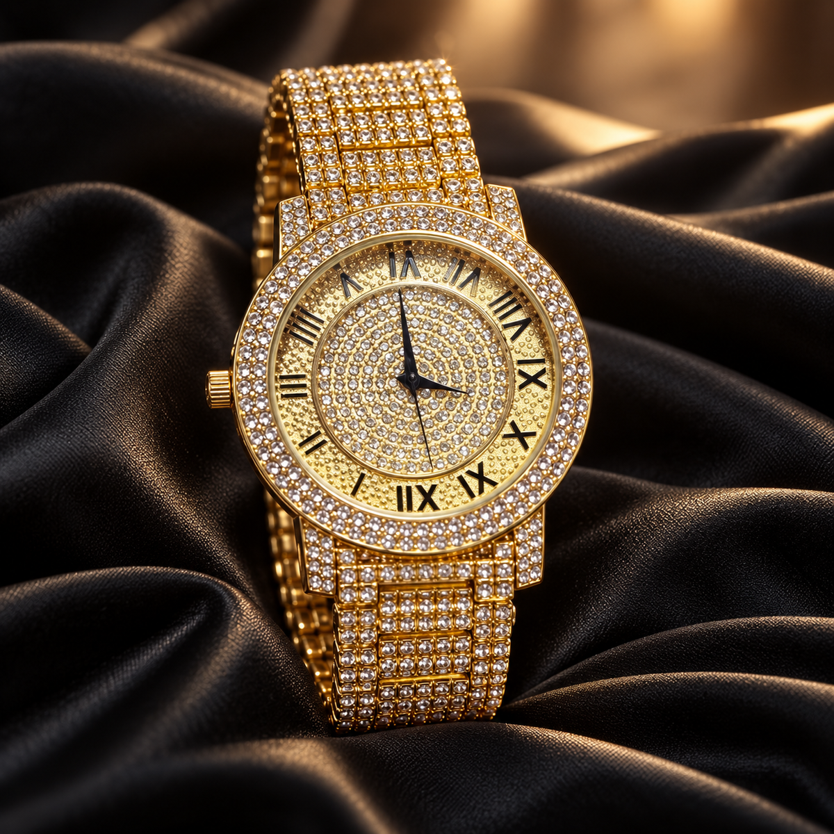 Reloj dorado con pedrería sobre satén negro
