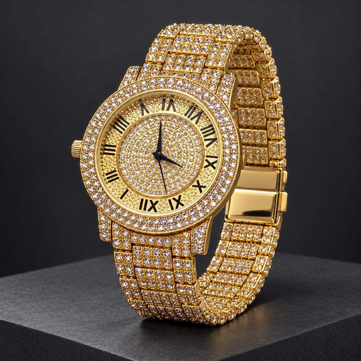 Reloj dorado en ángulo sobre fondo oscuro