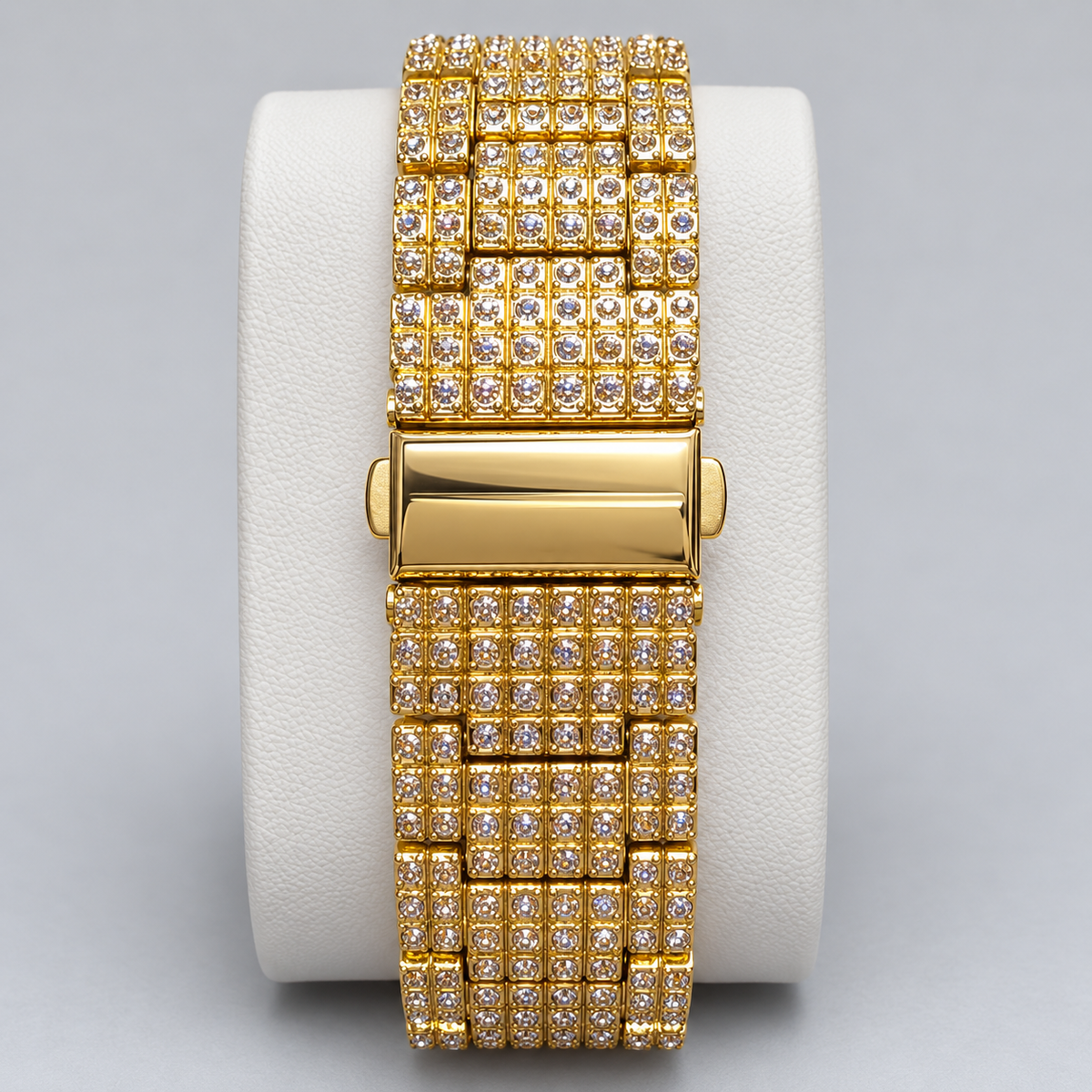 Detalle de pulsera y cierre del reloj dorado
